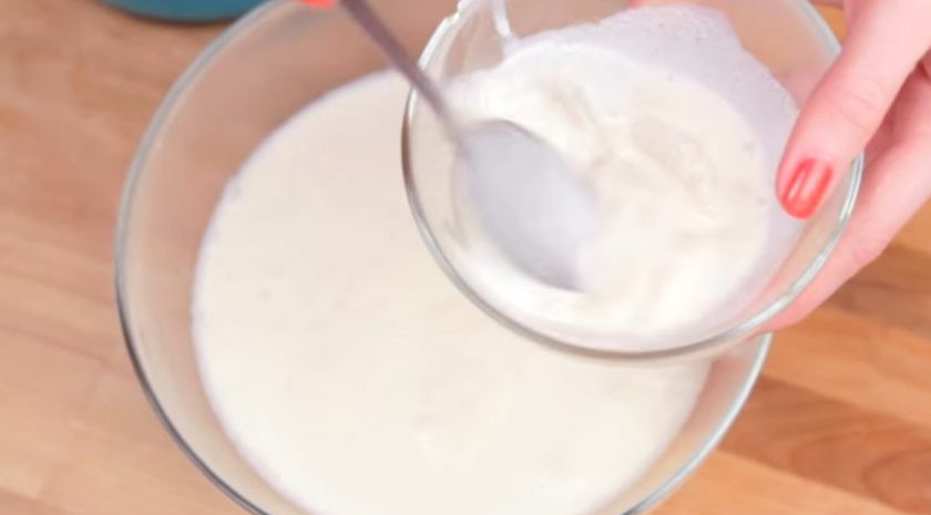 1. Этап. Панна котта с ягодным сиропом: 2. Затем дайте смеси немного остыть, процедите ее через сито и добавьте несколько ложек в желатин, чтобы он растворился.