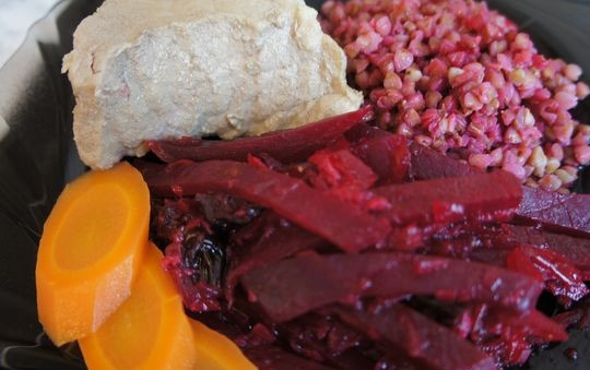 1. Этап. Тушеная свекла с черносливом: 1. Перед тем, как приготовить тушеную свеклу с черносливом, помойте овощи, порежьте лук кубиками, свеклу — брусочками. Нагрейте бульон.