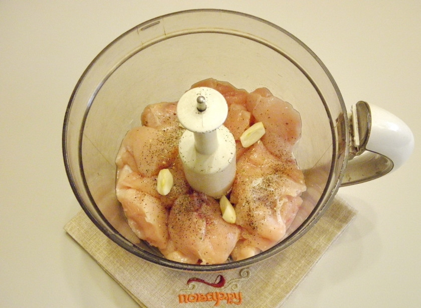 1. Этап. Куриное суфле в духовке: Измельчите куриное филе с солью, чесноком и прованскими травами. Их количество можно регулировать на свой вкус.