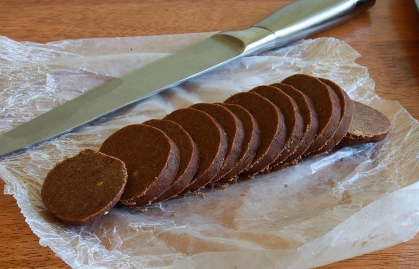 1. Этап. Ореховое печенье (песочное): 8. Нарежьте охлажденное тесто кусочками толщиной 0,5 сантиметра.