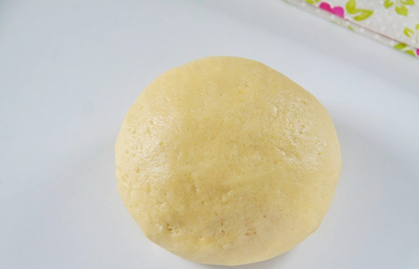 1. Этап. Песочное печенье: 5. Соберите тесто в шар, заверните в пищевую пленку и уберите в холодильник на 20-30 минут.