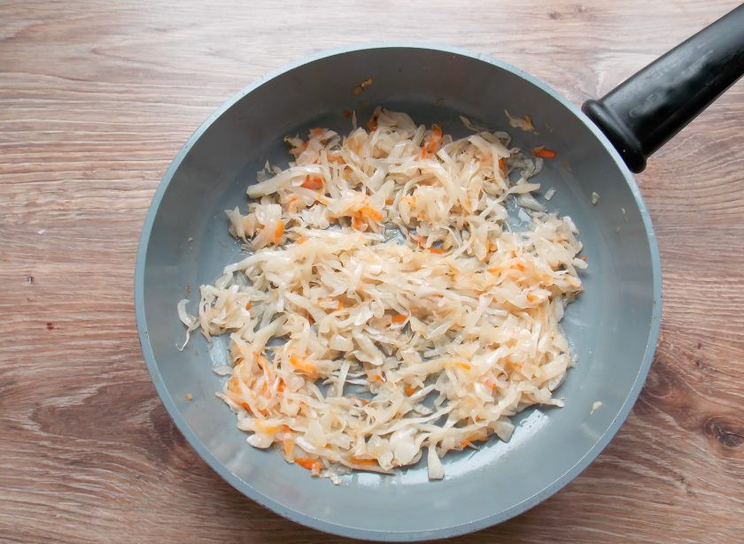 1. Этап. Свиные ножки с капустой: Обжаривайте капусту на среднем огне в течение 10 минут, перемешивая, чтобы не пригорела. Если нужно посолите и добавьте сахар по вкусу.