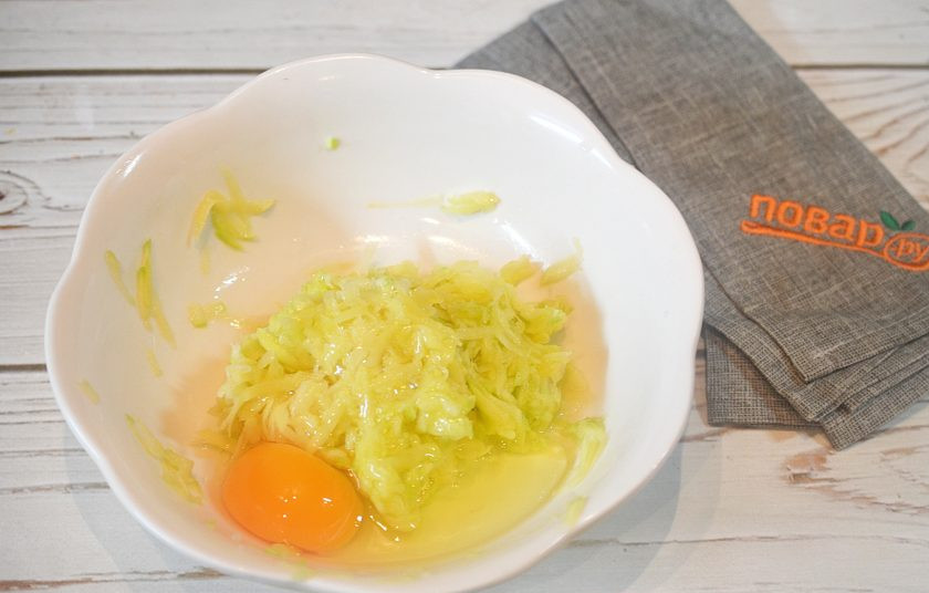 1. Этап. Оладьи из кабачков и картофеля: 3. Добавьте яйца.