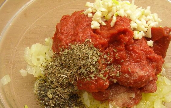 1. Этап. Итальянский соус для макарон: Лук очистите и измельчите. Смешайте его с луком, томатной пастой, базиликом, солью и перцем. Перемешайте.