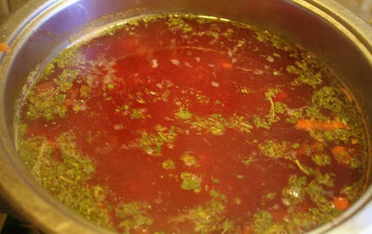 1. Этап. Диетический борщ: 7. Вот и весь процесс, как сделать диетический борщ. Когда овощи станут мягкими, можно добавить щепотку любимых сушеных трав или свежей зелени. Накрыть крышкой и дать борщу настояться хотя бы полчаса. Затем можно подавать к столу. При желании дополнить такой борщ можно низкокалорийным йогуртом, например.