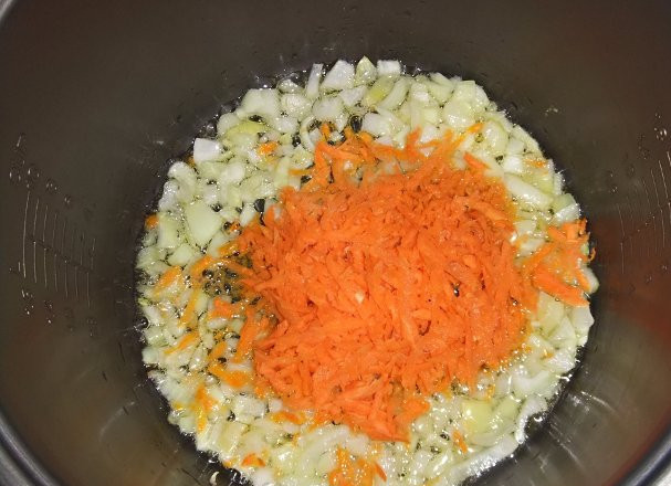 1. Этап. Суп с ребрышками в мультиварке: 1. В мультиварку наливаем растительное масло и в режиме 