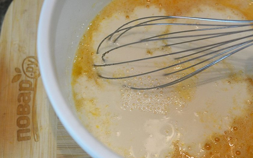 1. Этап. Кекс с черешней: 2. Добавьте молоко комнатной температуры и растопленное масло.