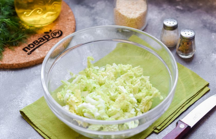 1. Этап. Салат с курицей и пекинской капустой: Пекинскую капусту ополосните и просушите, нарежьте полосками и переложите в салатник.