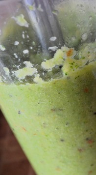 1. Этап. Смузи Зелёный: В чашу блендера поместить капусту, киви и яблоки. Измельчить до однородности.