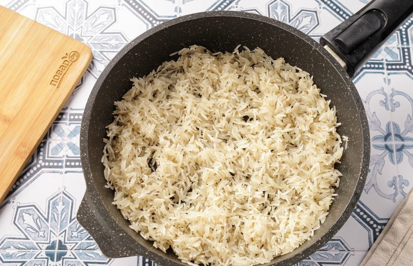 1. Этап. Ароматный рис: Убавьте огонь до среднего и, мешая, обжарьте рис. Сначала он побелеет и перестанет быть прозрачным, потом станет желтовато-золотистым.