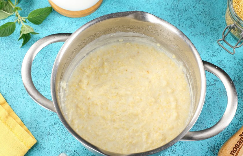 1. Этап. Каша пшённая в кастрюле на молоке: Снимите кастрюлю с огня, накройте крышкой, укутайте полотенцем и дайте постоять ещё 10-15 минут.