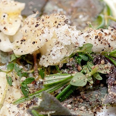 1. Этап. Телятина на гриле с травами: Травы крупно нарвем руками, смешаем с мелко нарубленным чесноком, оливковым маслом, солью и перцем.