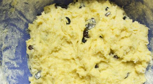 1. Этап. Печенье на детской смеси: 2. Затем добавим муку и гашеную соду. Перемешаем тщательно, в последнюю очередь добавим изюм. Изюм я предварительно на 5 минут заливаю кипятком.