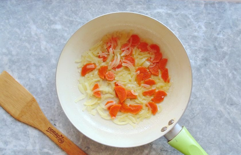 1. Этап. Рис с пекинской капустой: На небольшом огне обжарьте овощи до мягкости.