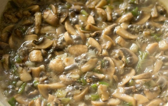 1. Этап. Горячие бутерброды с шампиньонами: Добавьте соль, сушенные травы, орегано, продолжайте обжаривать на медленном огне.