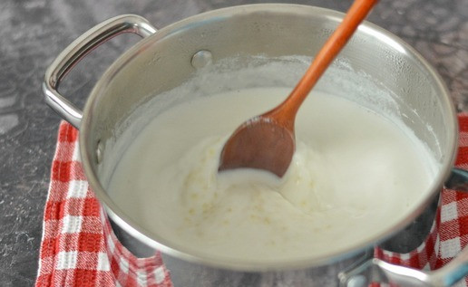 1. Этап. Каша пшённая молочная классическая: Тщательно размешайте кашу деревянной или силиконовой лопаточкой и установите самый-самый минимальный нагрев на вашей плите, который только возможен. Накройте кастрюлю крышкой и варите кашу 45-60 минут. Периодически заглядывайте и обязательно помешивайте кашу до самого дна, чтобы она не пригорела.