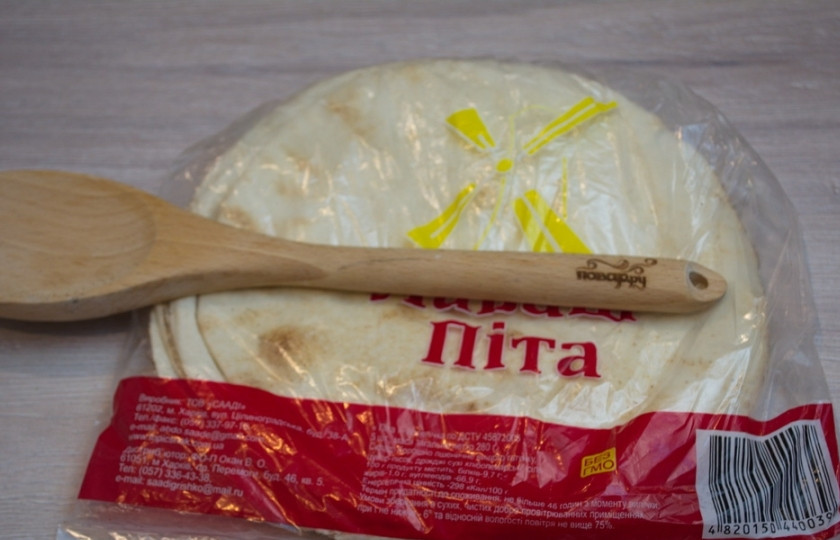 1. Этап. Кесадилья классическая: Для приготовления кесадильи нам понадобится вот такая пита. В розничной торговле они бывают разной формы. Большие (18-20 см) и маленькие (10-12 см). Подходят любые. От размера питы зависит лишь количество приготовленной кесадильи на 1 порцию. Одной большой может насытиться взрослый человек, ну а меленьких нужно будет 3-4 штуки.