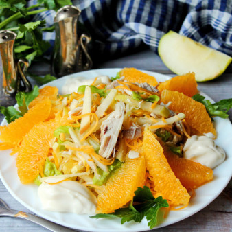 Салат из курицы с апельсином и яблоком