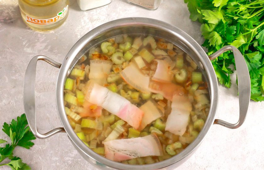 1. Этап. Суп из сельдерея с беконом: Соленый или копченый бекон нарежьте кубиками или ломтиками. Добавьте в кастрюлю и перемешайте. Отварите суп еще 2-3 минуты. По желанию можете добавить измельченную зелень.