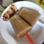 Фруктовый лёд из фруктов от компота Берём наши фрукты. У меня были свежие яблоки, груши, чуточку чернослива. Туда же пошла лимонная шкурка и шкурка от очищенного яблока. Последняя не из компота, просто ребёнок у меня свежие яблочки кушает :) Вообще подойдут любые варёные и не варёные фрукты\сухофрукты\яг оды. У меня кленовый сироп, вы можете использовать любой другой. Можете сделать обычный сахарный. Измельчаем наши фрукты до состояния пюре. Добавляем сироп. Туда же лимонную кислоту по желанию. А дальше самое интересное. Мы, конечно, люди простые, крутых специальных форм для мороженого у нас нету. Но мороженое-то мы всё равно хотим! Берём стаканчики. Пластиковые. Если нету одноразовых, берём от йогурта, от сметаны, от чего угодно. На самый крайний случай маленькие пластиковые бутылочки пополам разрезаем. Короче, смотрим, что дома есть. И разливаем туда наше пюре. Ещё нам, конечно же, нужно за что-то наш лёд держать. Прекрасно подойдут одноразовые вилки, ножи, ложки, палочки для суши... У меня тут на фотографии по серединке ложка от детской смеси. Такие в каждой упаковке лежат, потому у нас их много. Вилочки, кстати, нужно бы обрезать вот таким образом, чтобы не пораниться потом случайно, увлёкшись поеданием вкусняшки. А дальше нужно сообразить, как сделать так, чтоб наша палочка не падала. Можно, конечно, поставить пюре в морозилку, подождать, пока подмёрзнет и воткнуть палочки потом, но легких путей мы не ищем. Или же потом мы можем забыть. Или нам срочно нужно куда-то уйти и через 3 часа нас не будет дома. Берём фольгу. Или пищевую плёнку. Или просто бумагу и резиночку. И накрываем наши стаканчики. И ставим палочки! Хорошо у нас всё получилось и мы, довольные, отправляем наше мороженое отдыхать в морозилку. Не знаю, честно говоря, сколько часов для полного застывания нужно, я ставила на ночь. Достаём. Если не захочет выскальзывать из формочки, можно погрузить его на пару секунд в тёплую воду. Я пластиковые стаканчики просто в руках пару секунд держала. Угощаемся!