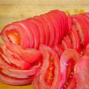 1. Этап. Паста с курицей под чесночно-томатным соусом: Помидоры нарезать тонкими дольками.