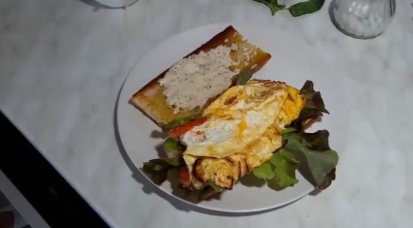 1. Этап. Сэндвич французский по-деревенски: 4. Далее подготовьте хлеб: смажьте его майонезом с горчицей, выложите на него листья салата. Затем аккуратно сверните омлет в рулет и выложите на листья салата.