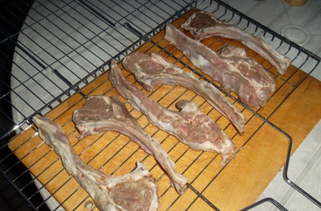 1. Этап. Шашлык из баранины по-узбекски: У меня мясо на косточке, поэтому жарю на решетке.
