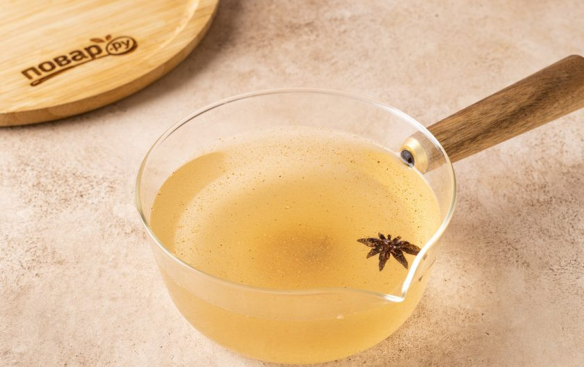 1. Этап. Чай с молочной пенкой: В небольшим сотейнике соедините воду со всеми пряностями. Доведите до кипения.