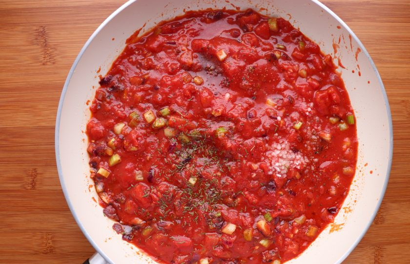 1. Этап. Фасоль по-гречески: Далее добавьте нарезанные помидоры вместе с соком. Посолите, поперчите и добавьте тимьян и сахар. Тушите до тех пор, пока томатный соус не начнет густеть.