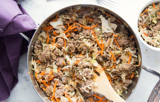 1. Этап. Тушенная капуста с фаршем: 3. Тушите блюдо, помешивая, в течение 10 минут. В конце добавьте перец. Приятного аппетита!