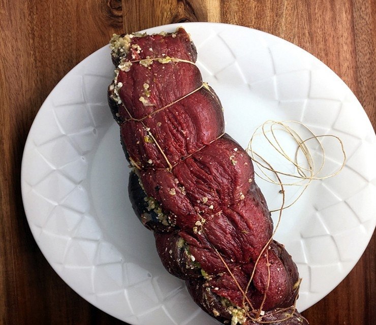 1. Этап. Лосятина в духовке: Заверните мясо в плотный рулет и обвяжите кулинарным шпагатом. Разогрейте духовку до 200 градусов.