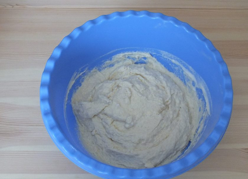 1. Этап. Сдобные лепешки: Получится вязкое тесто. В него всыпайте порциями оставшуюся муку и замешивайте тесто. Оно должно получиться мягким и податливым.