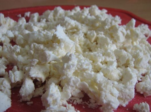 1. Этап. Закарпатский банош: Брынзу измельчаем.