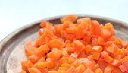 1. Этап. Морковь с зелёным горошком: 1. Морковь моем, чистим и нарезаем небольшими кубиками.