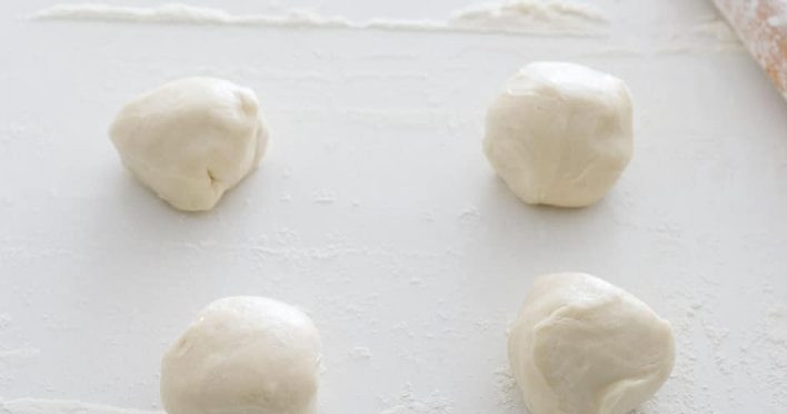 1. Этап. Жареные лепешки с зеленым луком: 2. Спустя необходимое время достаньте его и разделите его на 4 части.