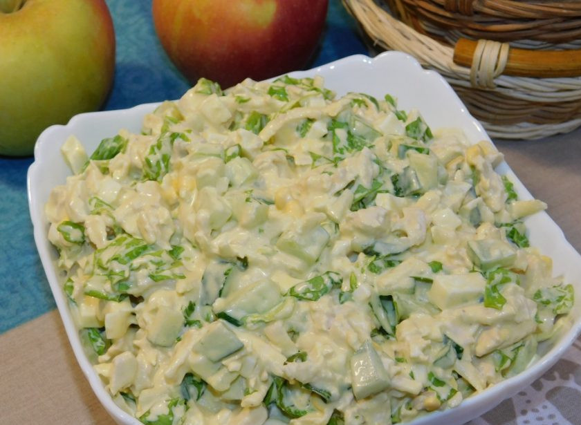 1. Этап. Салат Улыбка: Заправьте салат майонезом и перемешайте. Приятного аппетита!