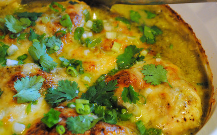 1. Этап. Филе курицы в сметанном соусе: 5. Перед подачей можно присыпать сверху небольшим количеством свежей зелени или украсить ломтиками овощей по вкусу.