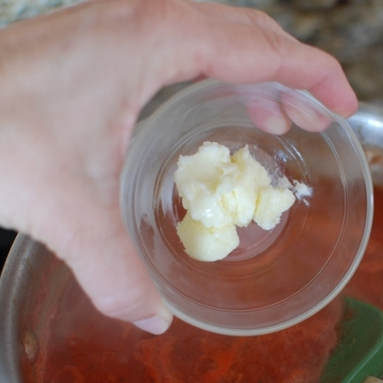 1. Этап. Тортеллини в сливочном соусе: Затем добавляем в томатный соус сливочное масло, перемешиваем, прогреваем до растворения масла и снимаем с огня.