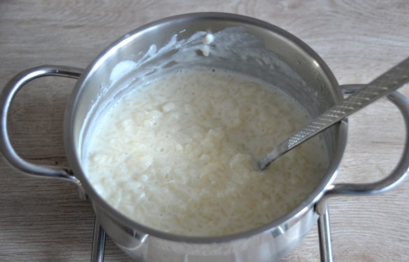 1. Этап. Рисовый пирог с вишней: Пока основа из теста в морозилке, сварите рис в молоке. Соотношение риса и молока 1:4, добавьте соль и сахар по вкусу.
