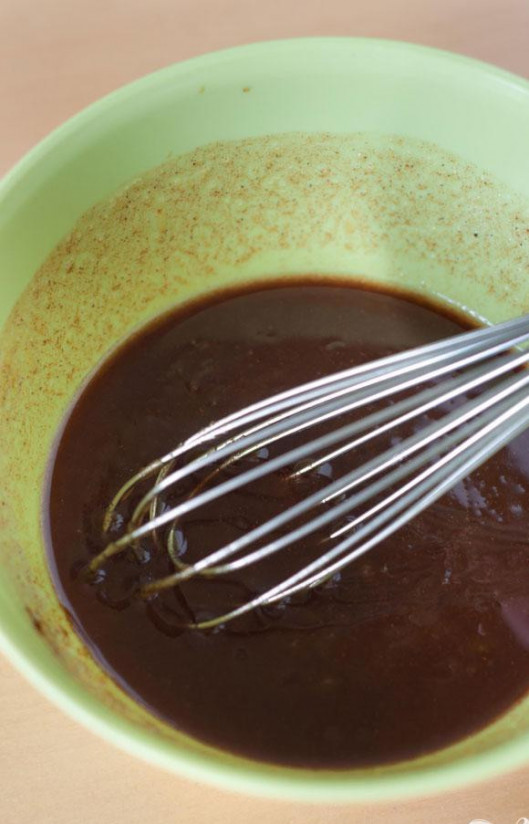 1. Этап. Маффины с корицей и кофейной глазурью: 1. Сделать заливку. В небольшой миске перемешать все ингредиенты вместе. Отложить в сторону. Сделать маффины. Разогреть духовку до 175 градусов. Выстелить форму для маффинов бумажными вкладышами.