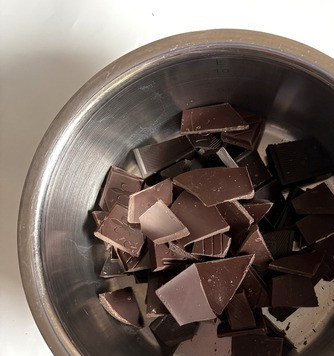 1. Этап. Шоколадно-кокосовый мусс: Наломать шоколад кусочками и растопить удобным способом, я растопила на водяной бане.