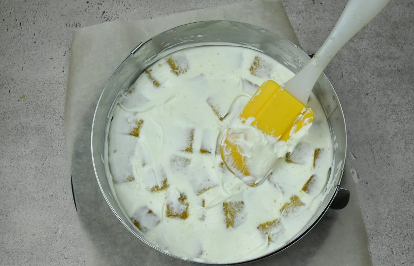 1. Этап. Торт Медок: На медовый корж нанесите слой творожно-сливочного крема. Сверху на крем выложите часть медовых кубиков.