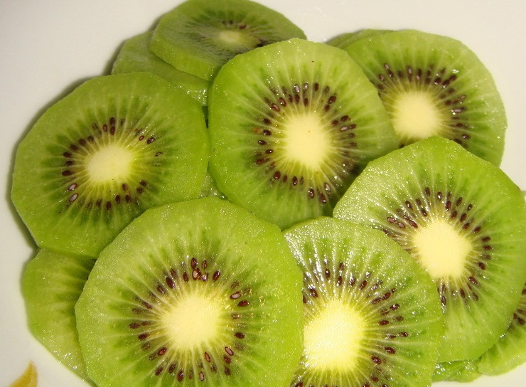 1. Этап. Закуска к шампанскому: 2. Нарезаем апельсины кольцами, не снимая кожуры (так они дольше сохранят сок). Чистим киви и также шинкуем кольцами не толще 4мм. Выкладываем на блюдо сразу апельсины, а затем внутренним слоем киви. Форму выкладки выбирайте сами. Мне захотелось романтики и я решила сделать форму сердца.