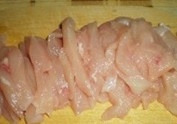 1. Этап. Соус с курицей для спагетти: Филе промойте и порежьте небольшими полосками.