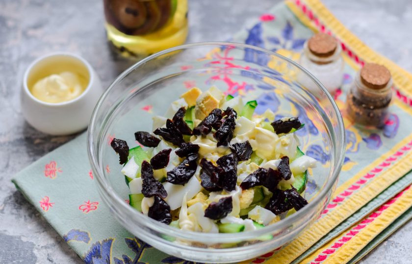 1. Этап. Салат Дамский каприз с курицей и черносливом: Поверх яиц выложите нарезанный кусочками чернослив.