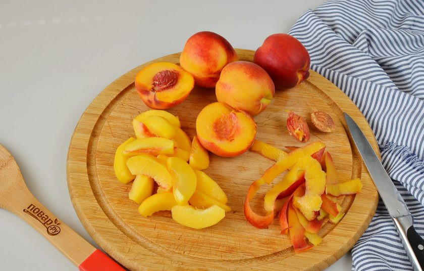 1. Этап. Компот из персиков: Удалите косточки и нарежьте на небольшие кусочки. С персиков снимите кожицу, удалите косточки. Порежьте каждый персик на 8 долек.