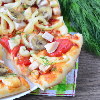 Пицца с бананами