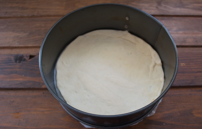 1. Этап. Пицца с шампиньонами, колбасой и сыром: Покупное тесто разделите на 2 части. Из одной раскатайте тонкий пласт. Уложите его в форму для выпечки. Саму форму застелить бумагой для выпечки или смазать хорошо маслом.