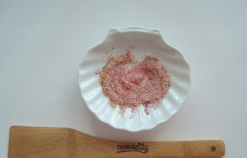 1. Этап. Скумбрия соленая в морозилке: Перемешайте специи.