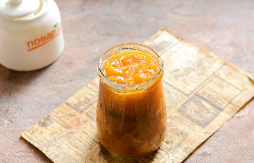 1. Этап. Варенье из абрикосов с желатином: Банку для заготовки тщательно вымойте с пищевой содой, после ополосните хорошо под теплой проточной водой. Стерилизуйте банку и крышку удобным способом – над паром, в духовке или микроволновке. Переложите варенье тут же в баночку.